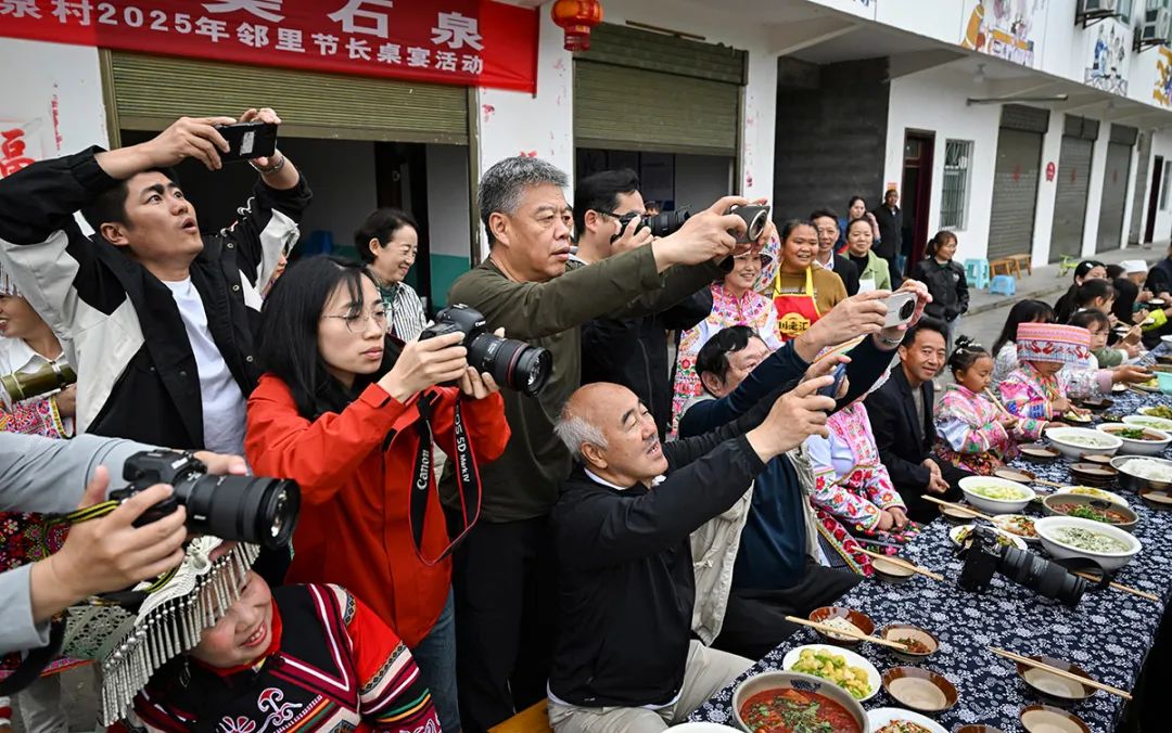 65名川渝新聞攝影人齊聚重慶綦江 用鏡頭見(jiàn)證發(fā)展與協(xié)作